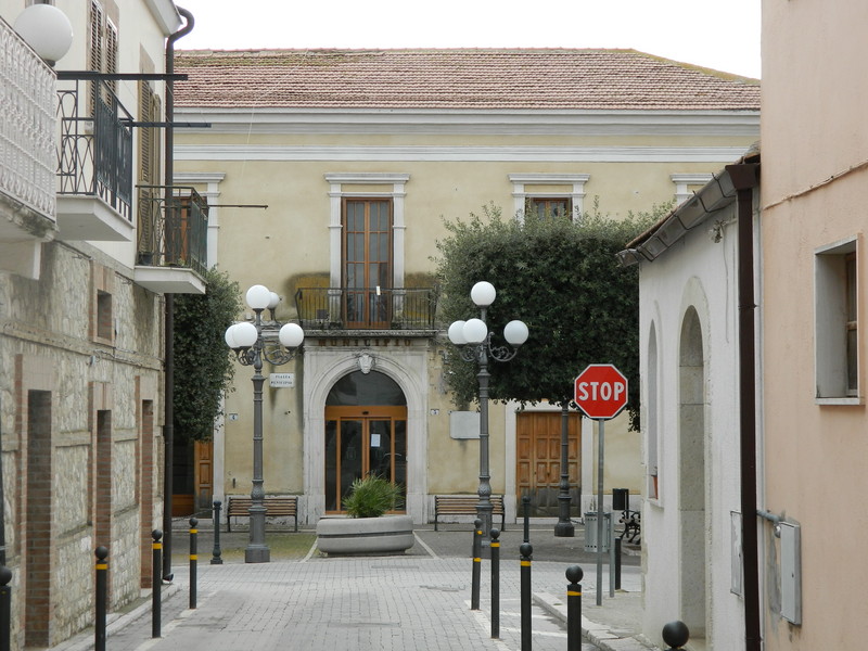 ''Nel mezzo il Municipio'' - Castelluccio dei Sauri