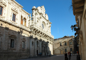 Piazzetta Vittorio Emanuele con la chiesa di Santa Chiara