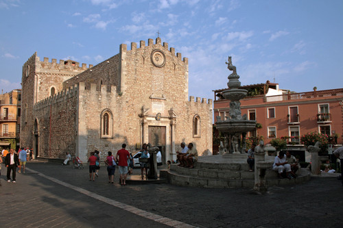 Taormina(ME): Piazza Duomo Taormina(ME): Piazza Duomo