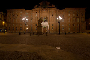 Piazza Carignano  e la Casa Di Vittorio Emanuele