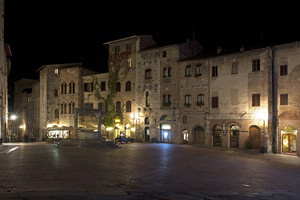 Notturno in piazza della Cisterna