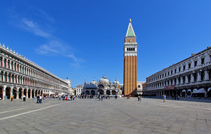 La maestosa piazza spaziosa