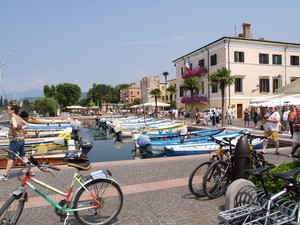 Piazza Matteotti alla “fine” … col porticciolo … e qualche turista