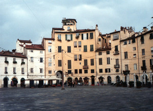 Una piazza racchiusa fra le casa