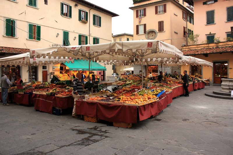 ''Pistoia Piazza della Sala con mercato in corso'' - Pistoia