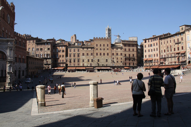 ''LEGGENDO ED AMMIRANDO LE OMBRE SULLA PIAZZA'' - Siena