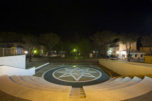 La Notte scende su “Piazza Don Minzoni” dalla scalinata