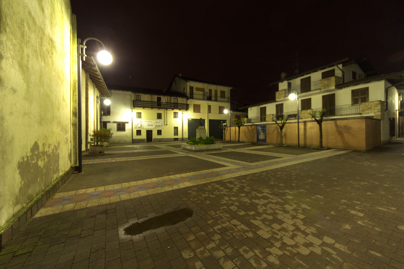 ''Piazza Saint Marcel deserta di notte'' - Romentino