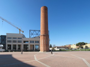La vecchia ciminiera nella nuova piazza
