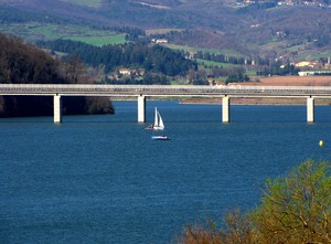 Un ponte sul Lago di Bilancino
