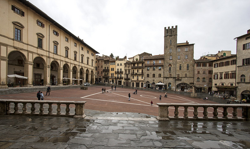 ''Affacciandosi sulla piazza'' - Arezzo