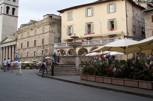 Assisi,…Piazza del Comune