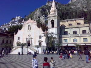 Piazza 9 Aprile in una giornata di sole……