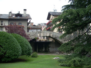 Un ponte in mezzo al verde