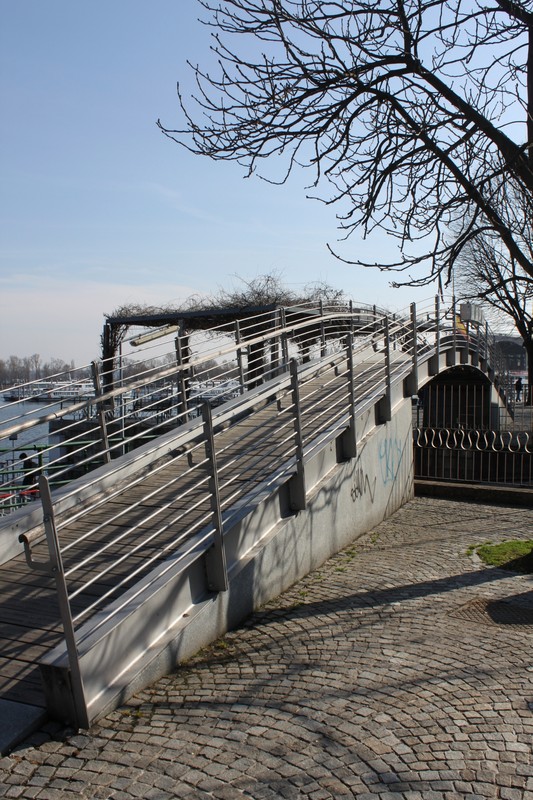 ''Pavè, ringhiere e rami spogli'' - Arona