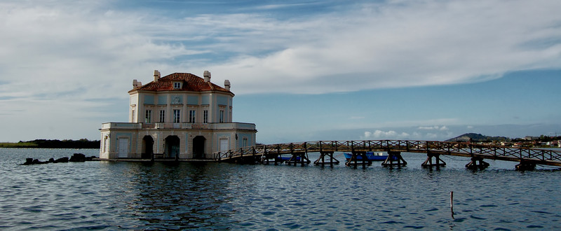 ''Un singolare ponte sul lago Fusaro che porta alla Casina Vanvitelliana'' - Bacoli