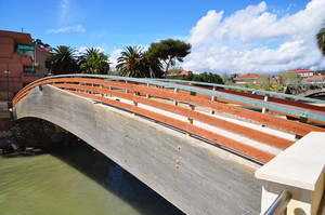 Ponte pedonale sull’antico torrente Aqua Sanctii Laurentii