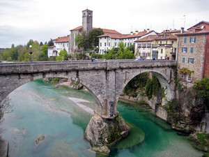 Verde smeraldo sotto il ponte del diavolo