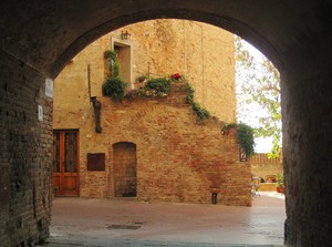 Piazzetta degli Alberi nel borgo medievale di Certaldo Alto (FI)