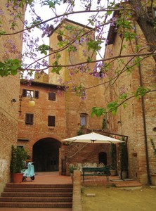 Il borgo medievale di Certaldo Alto (FI). Piazzetta degli alberi.