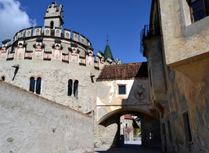 Nel cortile dell’abazia…