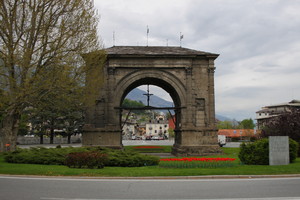 Piazza Arco d’Augusto