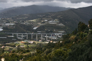 Il ponte dell’autostrada visto da Bussana Vecchia.