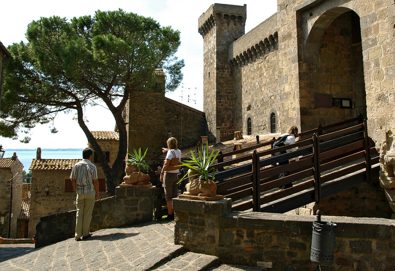 ''l’entrata per il castello'' - Bolsena