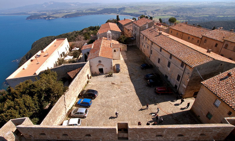 ''la piazza di populonia'' - Piombino