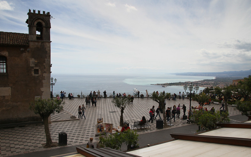 ''Piazza IX novembre, mare, crocere, vacanze….'' - Taormina