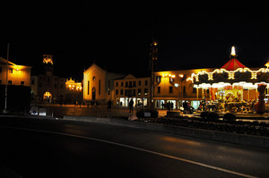 là in fondo gira la giostra sulla piazza grande