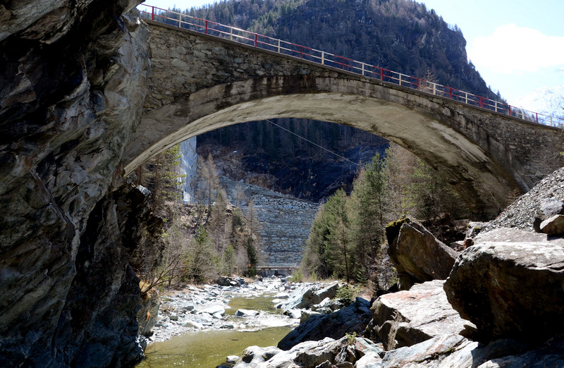 ''Contrasti di luce sotto il ponte'' - Lanzada