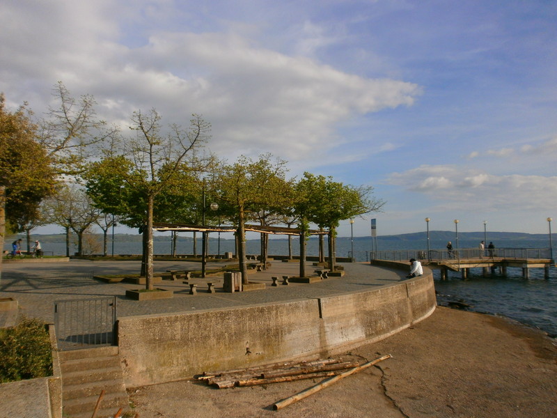 ''La piazza ha gli optionals: la spiaggia ed il molo!'' - Trevignano Romano