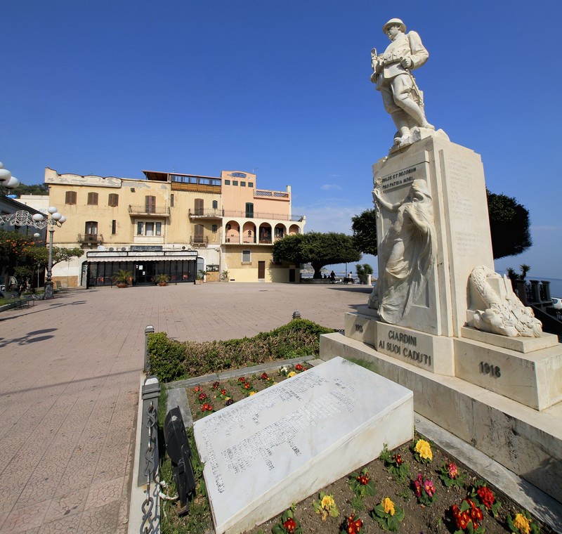 ''Giardini ai suoi caduti'' - Giardini-Naxos