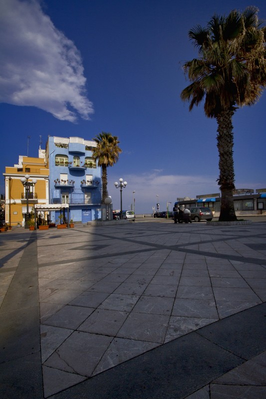 ''un drago mangia piazze'' - Giardini-Naxos