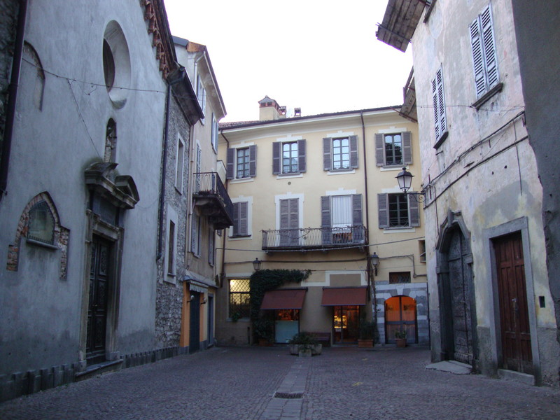 ''Una piazzetta piccola così !'' - Bellano