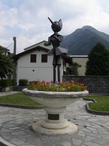 Vernante, piazza con la statua di Pinocchio