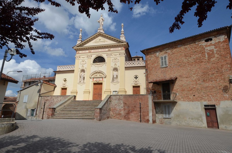 ''Sotto le fronde ad ammirare la chiesa'' - Scurzolengo