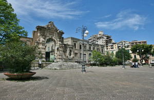 la piazza e la grazia