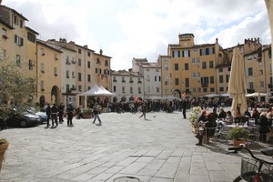 Piazza Anfiteatro con comizio