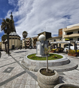 La piazzetta sul lungomare di Giardini Naxos