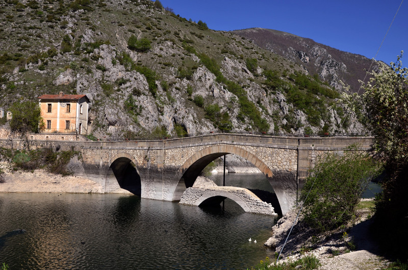 ''sul lago san domenico'' - Villalago