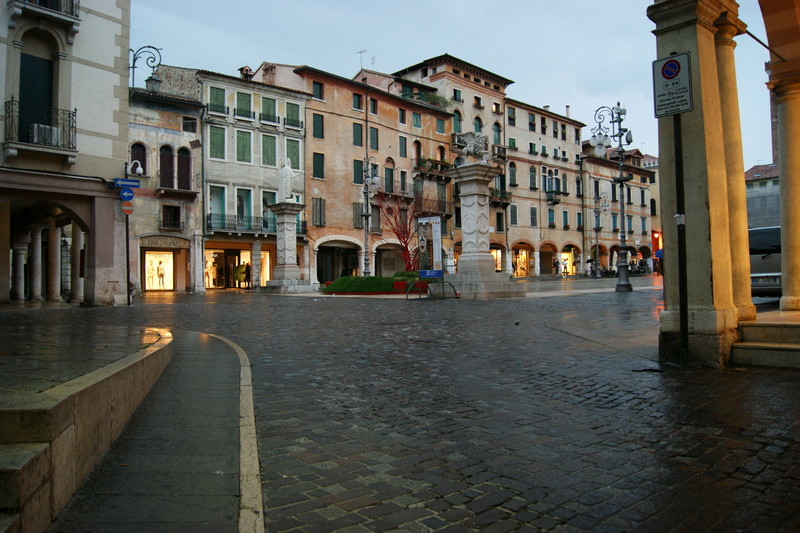 ''L’albero rosso'' - Bassano del Grappa