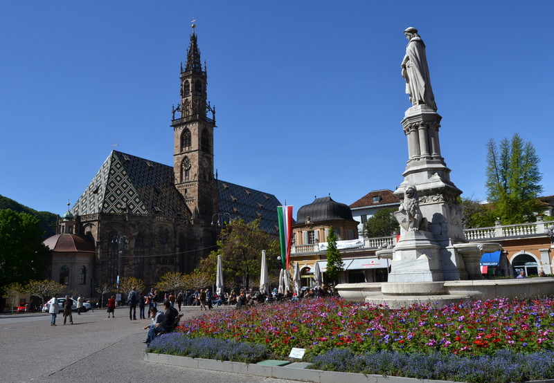 ''Statue e chiese'' - Bolzano
