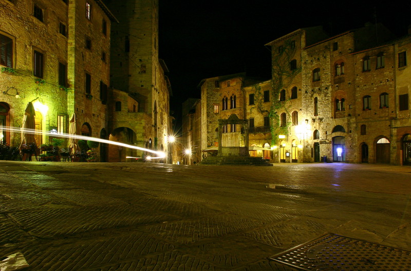 ''Piazza della Cisterna bY nIgHt'' - San Gimignano