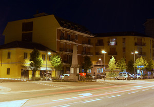 Pennellate di rosso in piazza Tenente Dubini