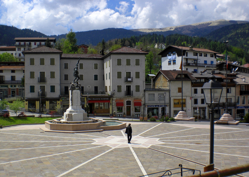 ''Il centro della piazza'' - Enego