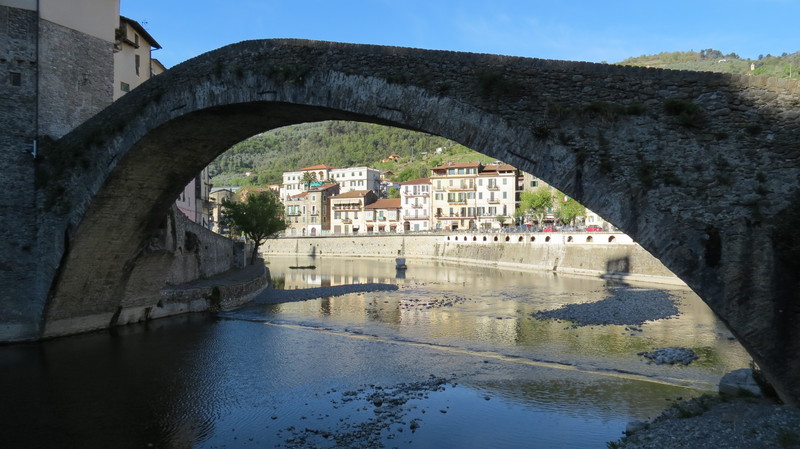 ''In tutte le prospettive è un ponte unico!'' - Dolceacqua