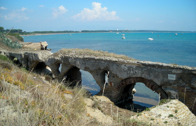 ''ruderi di ponte romano sulla spiaggia'' - Nettuno