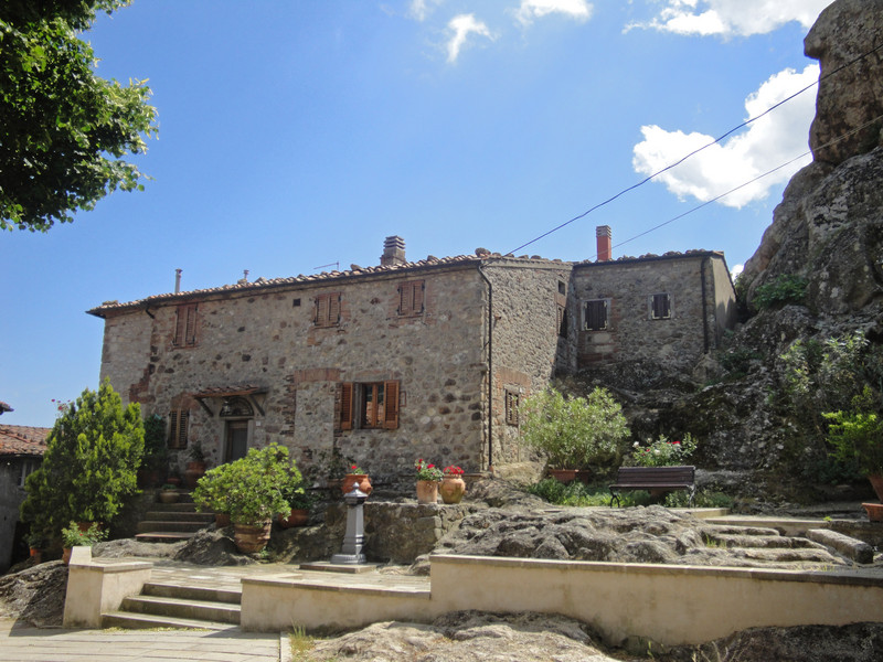 ''Una piazza tra i “massi”'' - Roccastrada